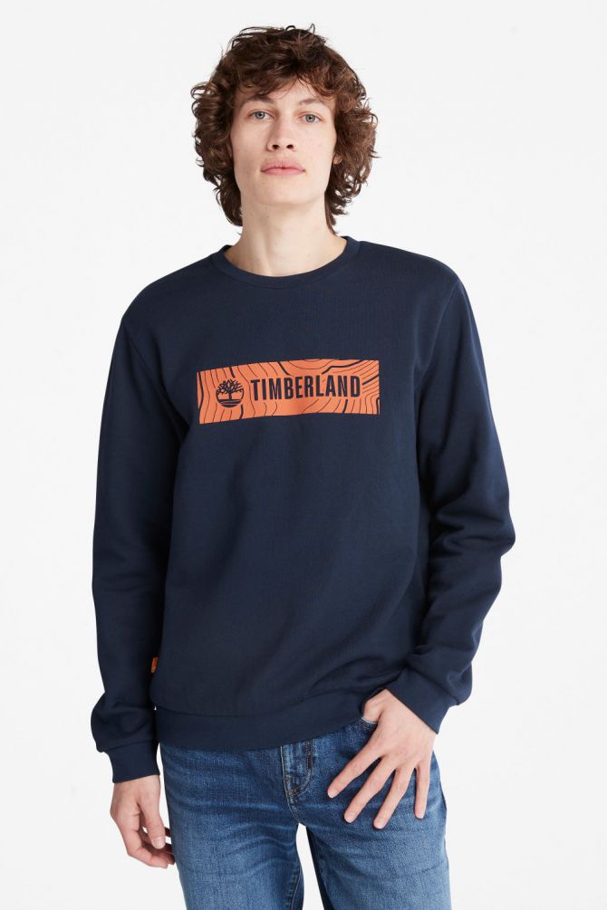 סווטשירט עם לוגו המותג על הדפס במראה גזע עץ