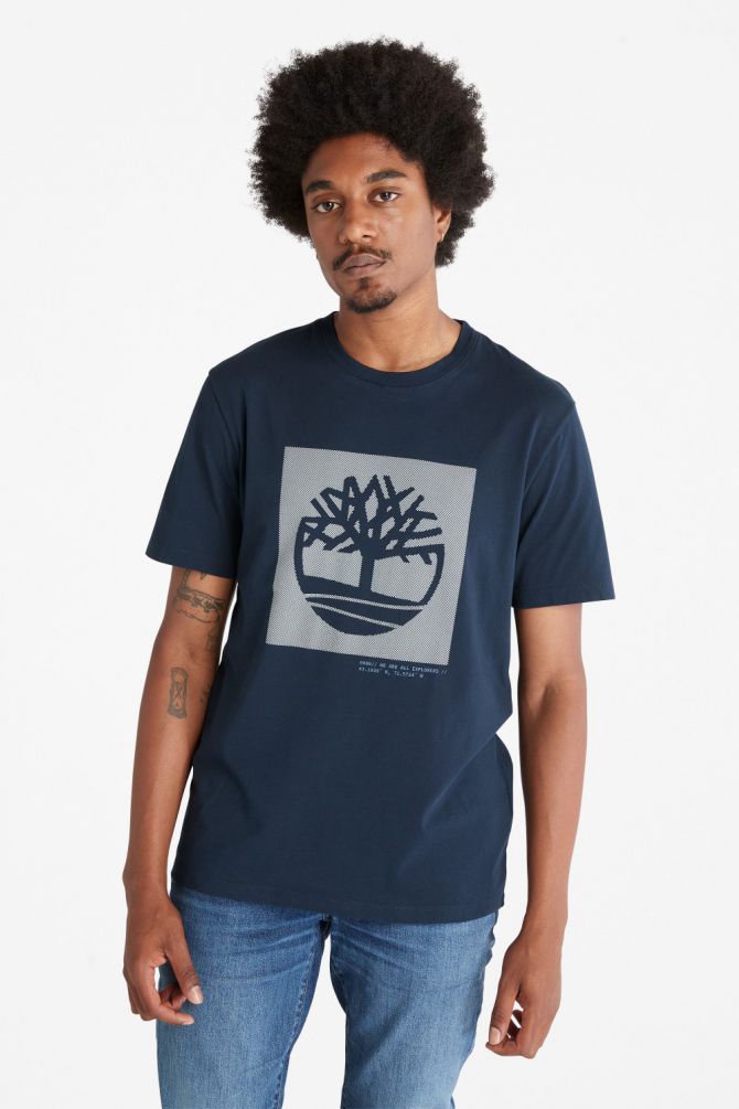 טי שירט עם הדפס עץ בריבוע