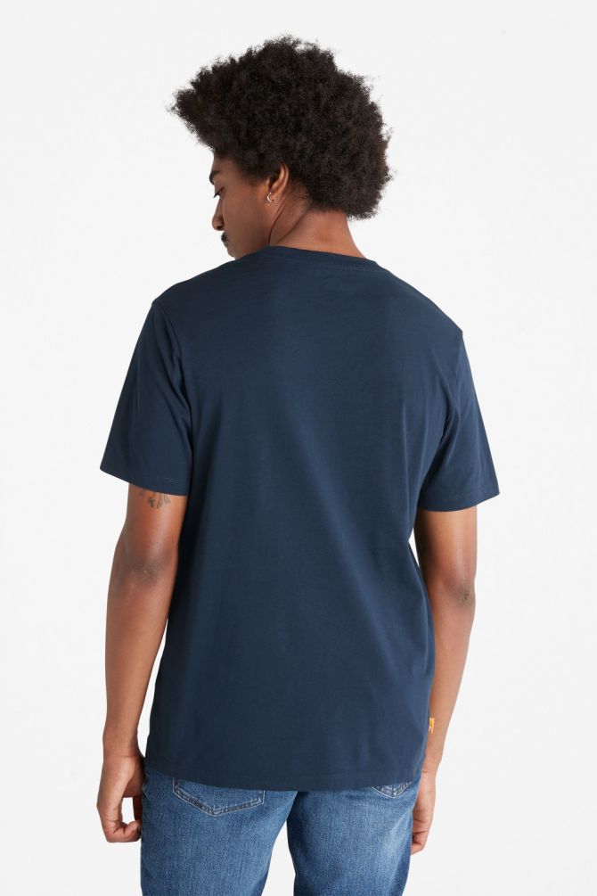 טי שירט עם הדפס עץ בריבוע