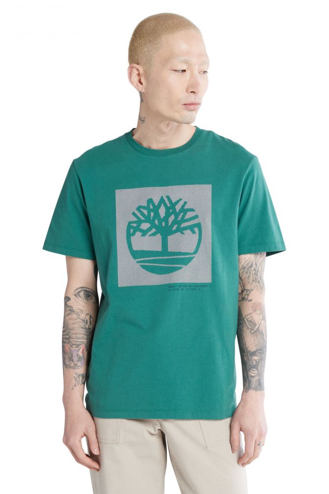 טי שירט עם הדפס עץ בריבוע