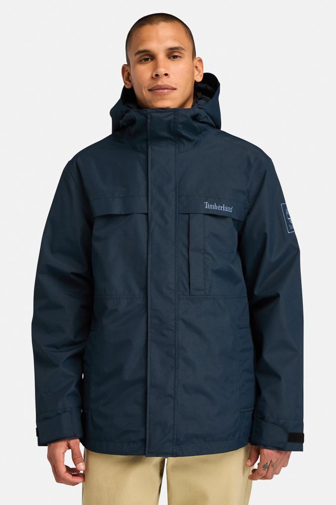 מעיל עמיד למים עם קפוצ’ון. לוגו טימברלנד בחזית ועל הזרוע