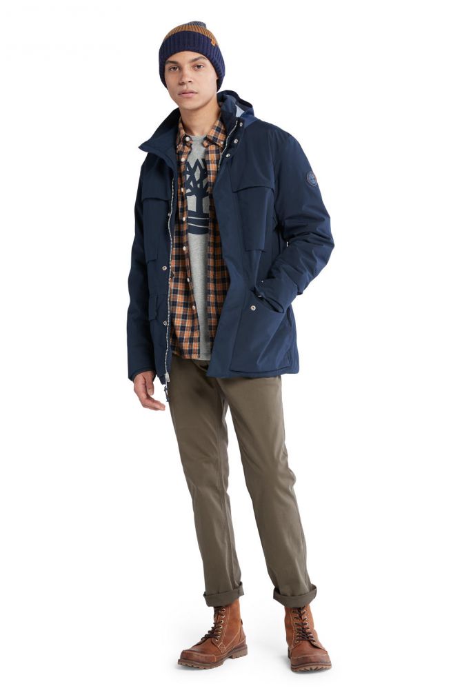 מעיל מבודד עם קפוצ’ון ולוגו המותג בזרוע