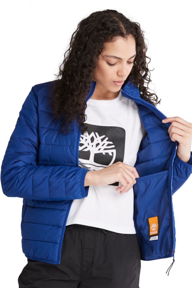 מעיל קווילט עם רוכסן מלא ולוגו רקום בזרוע