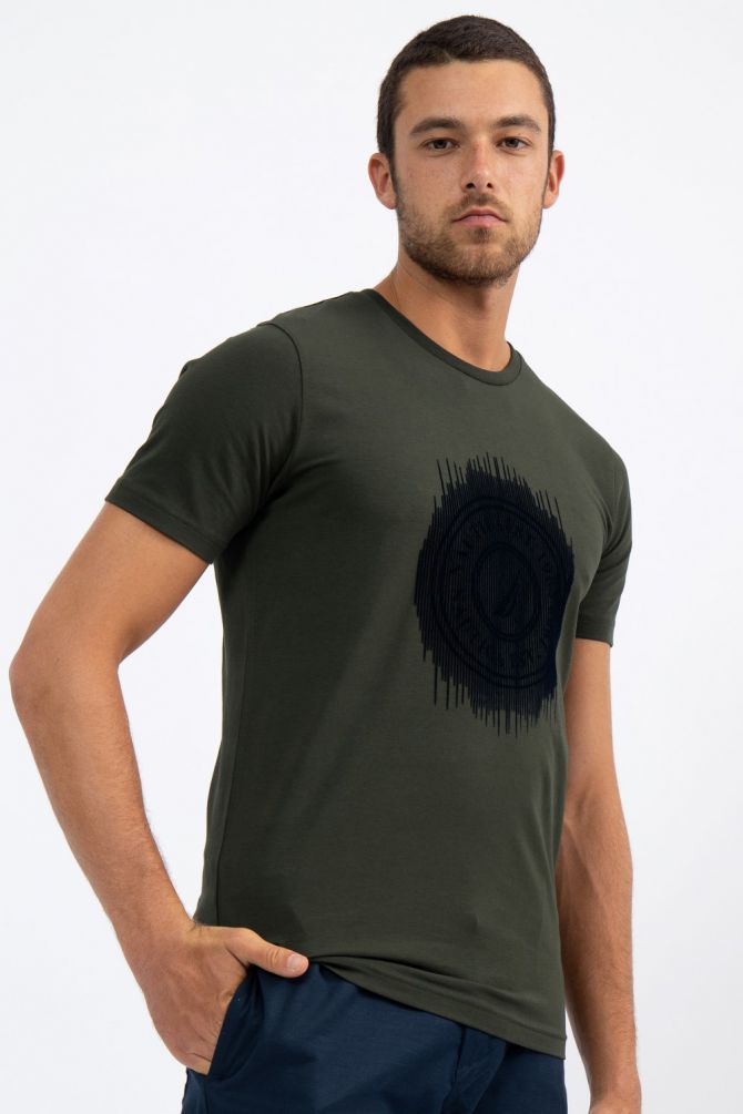 טי שירט בהדפס לוגו בסגנון קוביות