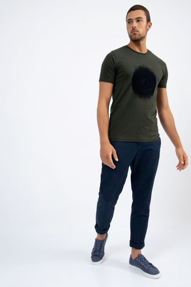 טי שירט בהדפס לוגו בסגנון קוביות