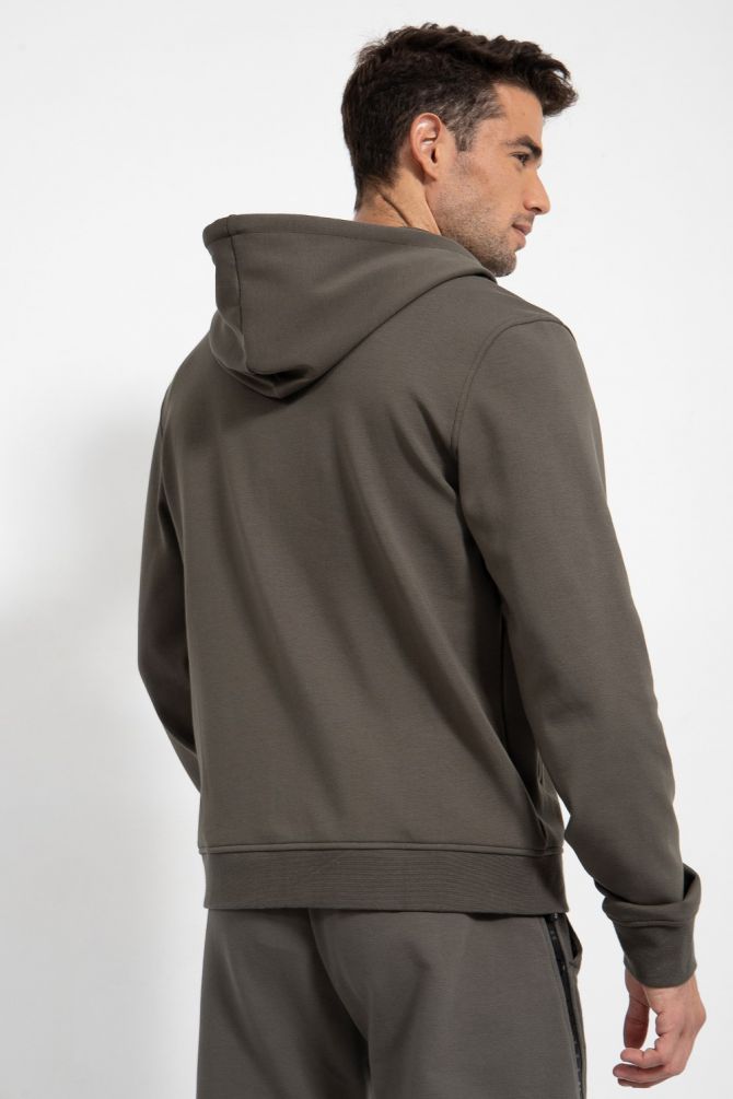 סווטשירט רוכסן עם סטריפ לוגו במרכזו