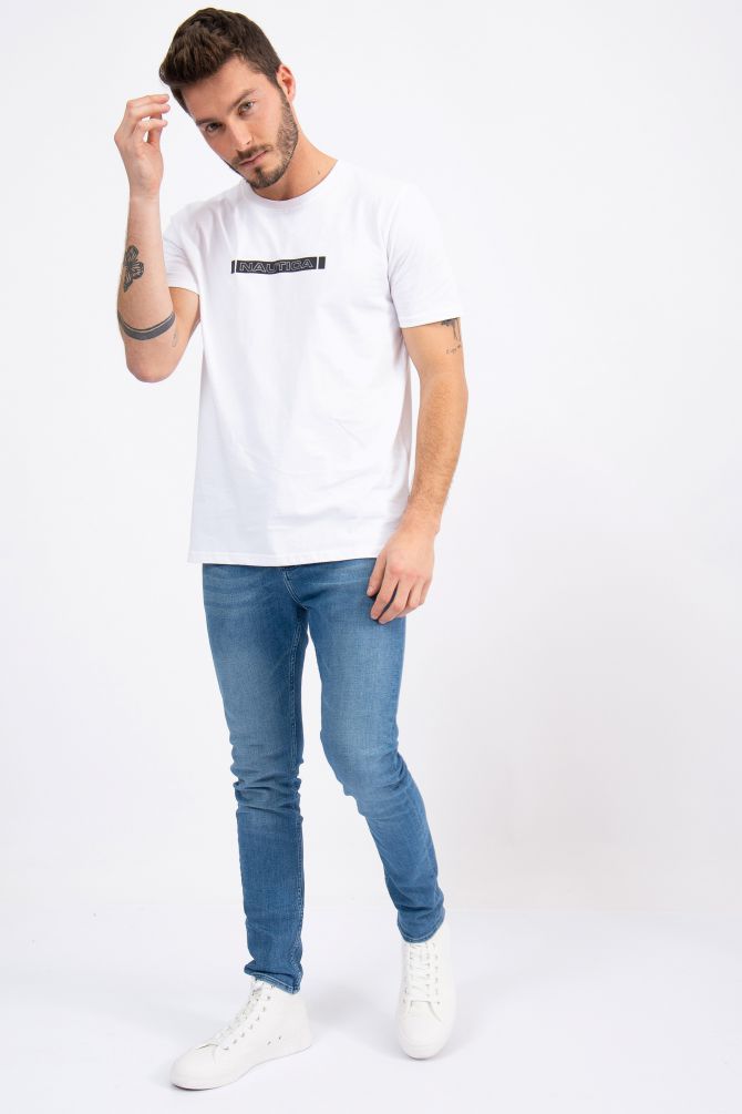 טי שירט בהדפס לוגו בחזית