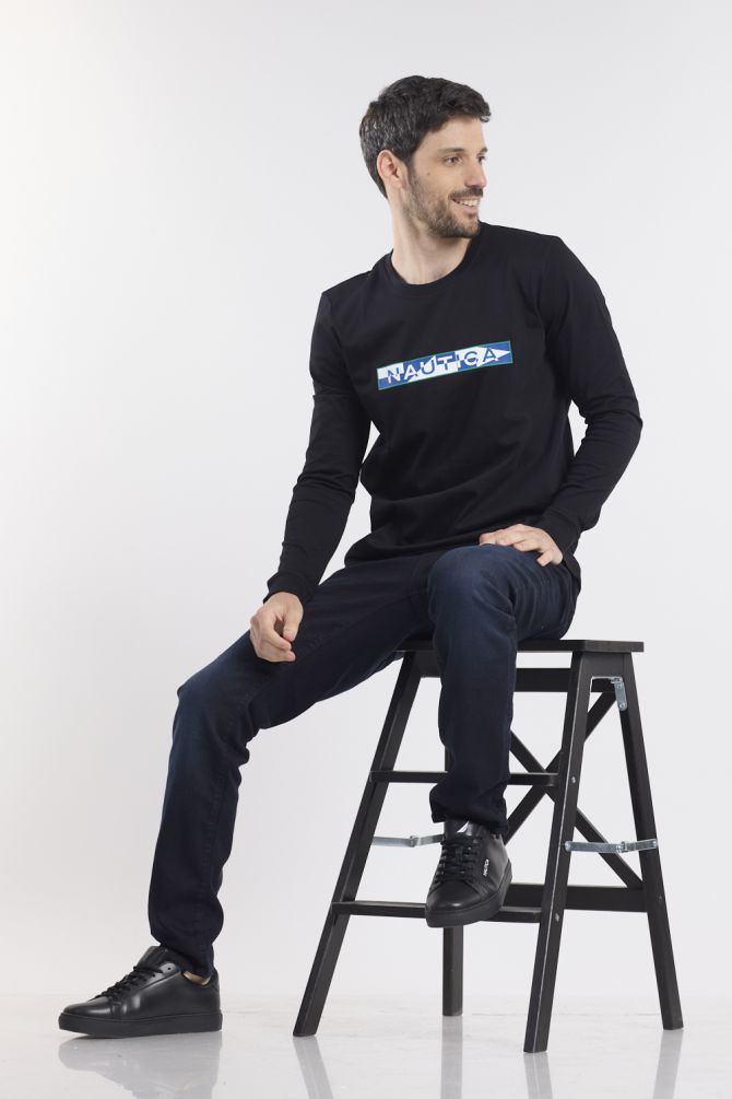 טי שירט שרוולים ארוכים ופסים גאומטרים בלוגו