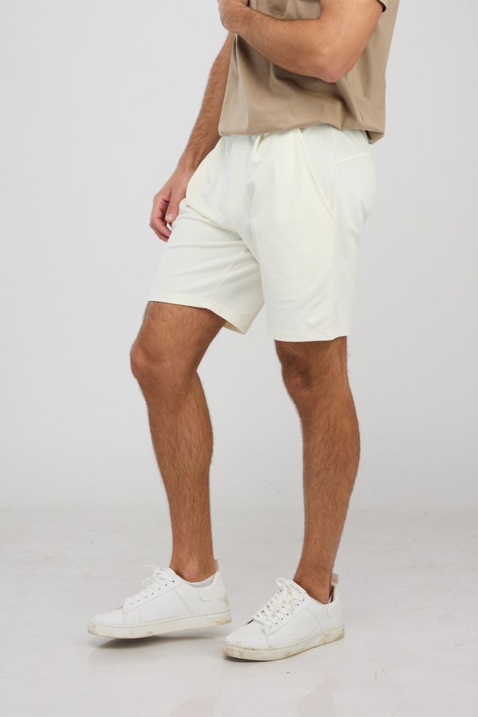 מכנסיים קצרים לגברים