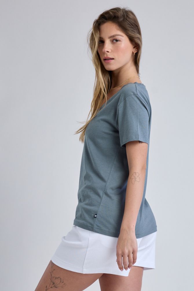 טי שירט קצרה עם צווארון V ולוגו Nautica לנשים