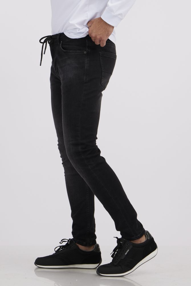 ג’ינס לגבר בגזרת סקיני