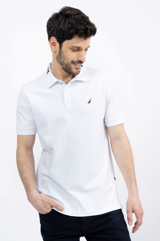 חולצת פולו עם לוגו מבריק על הצווארון