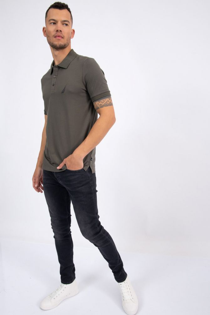 חולצת פולו עם מפרשית בחזית