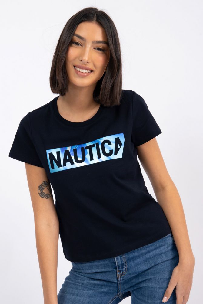 טי שירט עם לוגו ברקע מטאלי