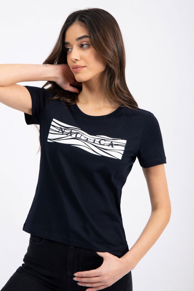 טי שירט בהדפס משולב רקמת לוגו