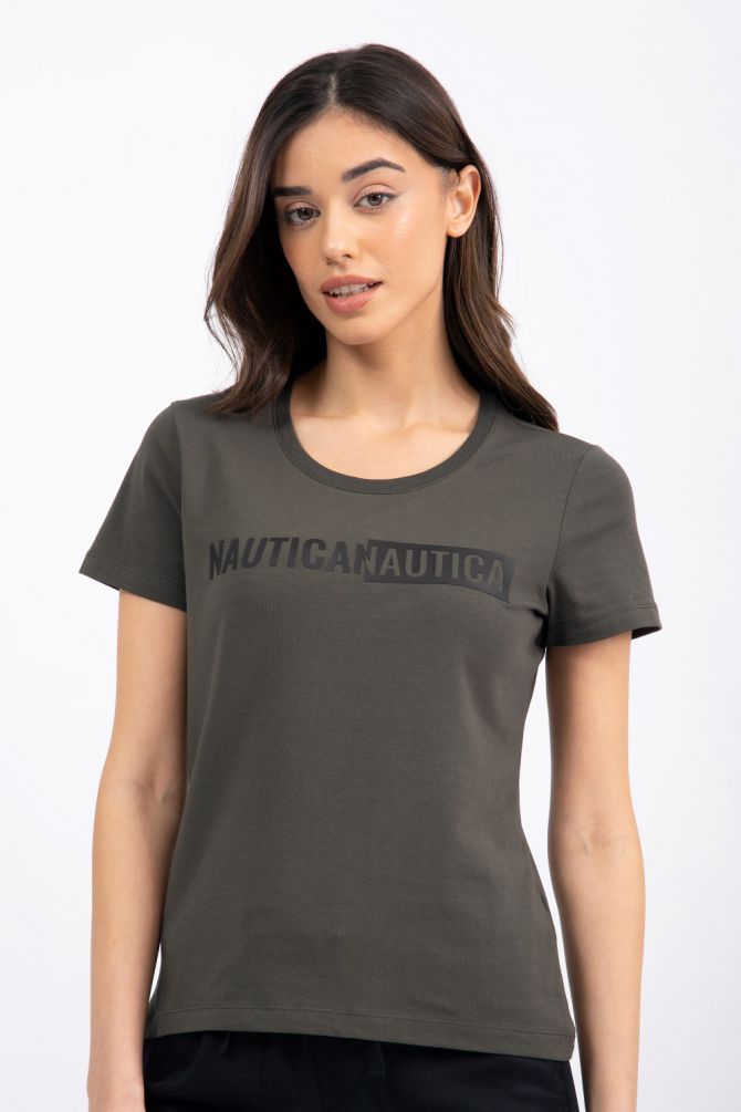 טי שירט עם לוגו נאוטיקה בחזית