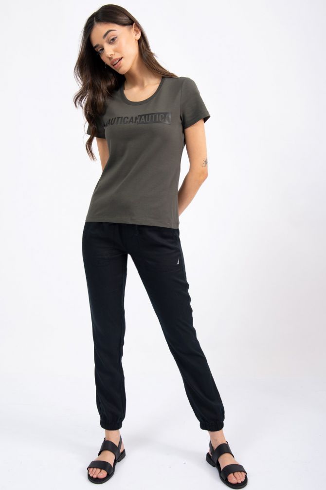 טי שירט עם לוגו נאוטיקה בחזית