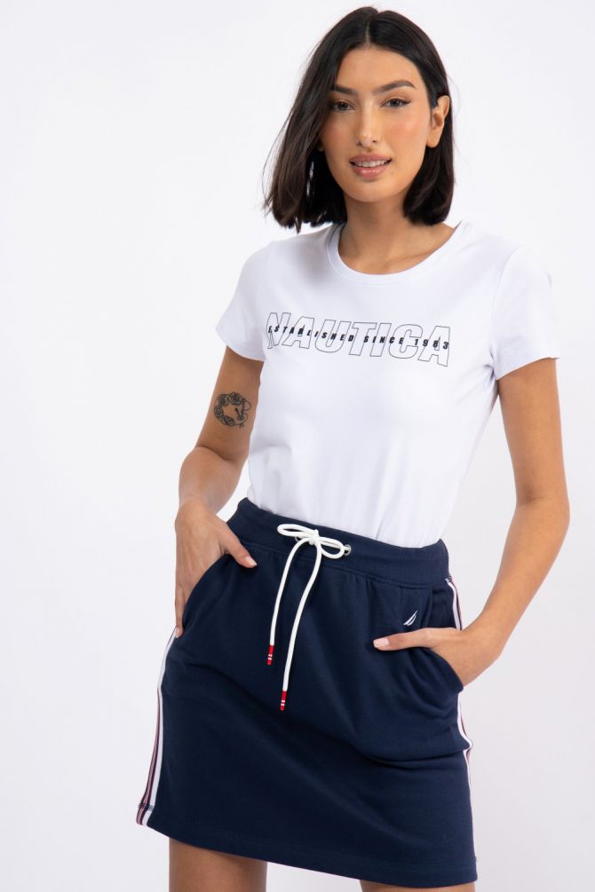 טי שירט עם לוגו וכיתוב בחזית