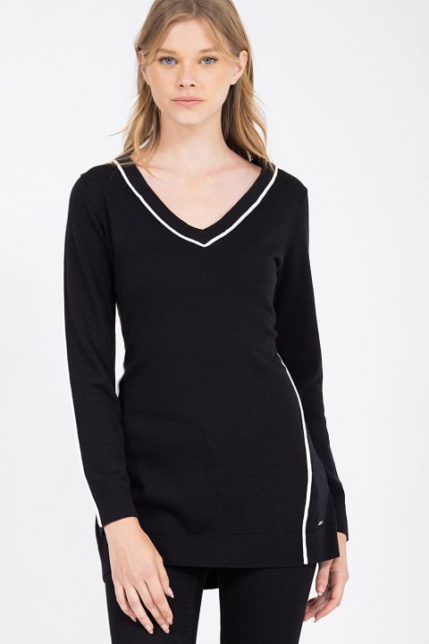 סריג עם מפתח צוואר וי בשילוב פסים