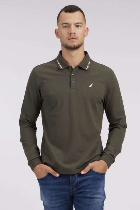 חולצה עם שרוולים ארוכים וכיתוב בצווארון