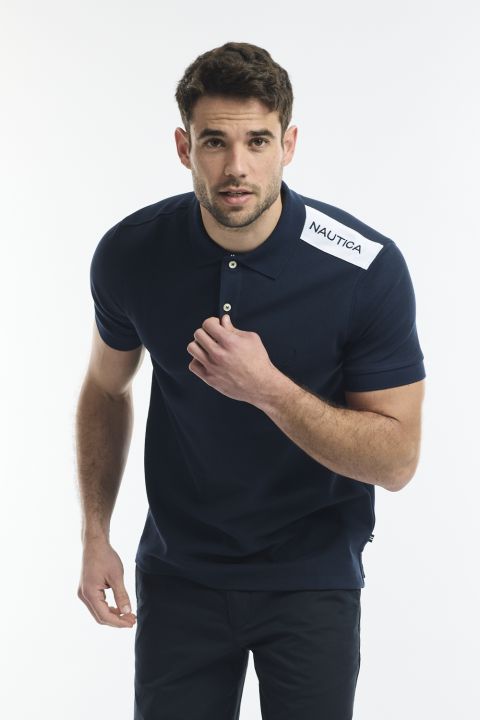 חולצה טי שירט עם צווארון סיני ולוגו בכתף לגבר