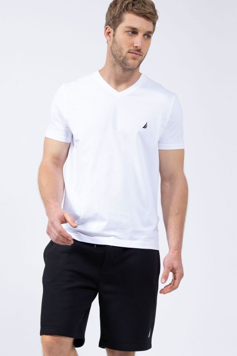 טי שירט בייסיק עם צווארון V ורקמת לוגו