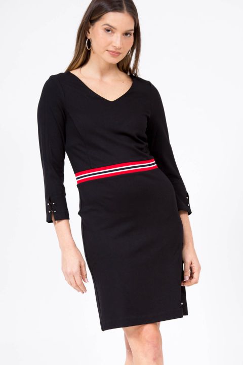 שמלה קלאסית עם קו מותן מודגש