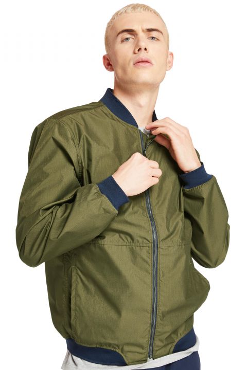 ג’קט בומבר מבד דק וקל משקל העמיד נגד מים