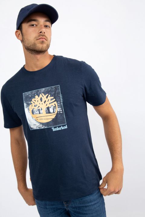 טי שירט לגבר בהדפס לוגו עם רקע