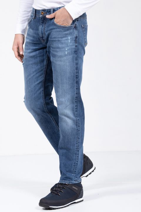 מכנסי ג’ינס בגזרה משוחררת