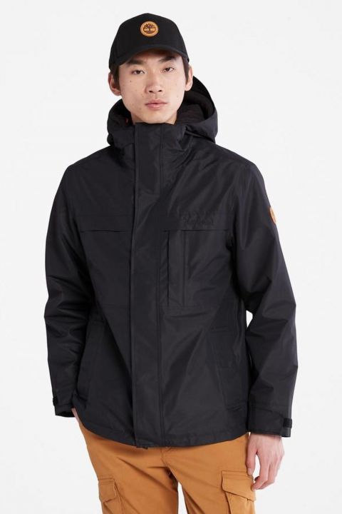 מעיל עמיד למים עם קפוצ’ון. לוגו טימברלנד בחזית ועל הזרוע